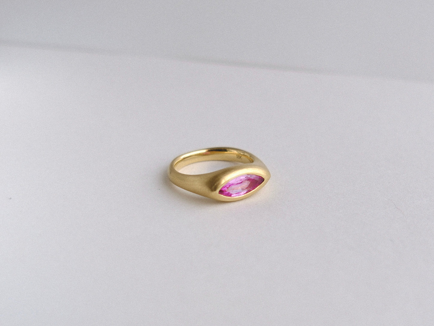 Petra Signet Ring with Pink Sapphire in 18kt Gold