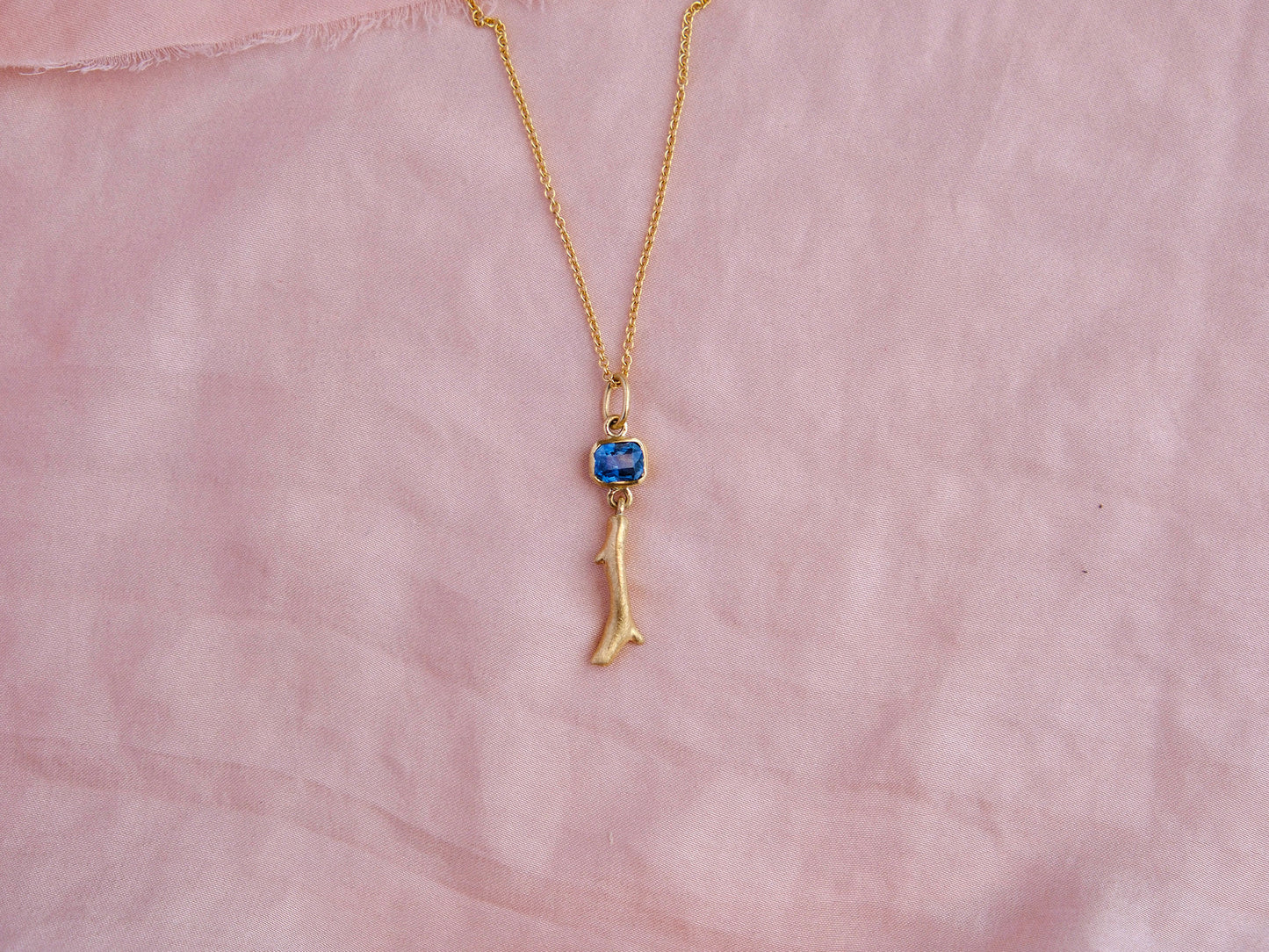 Coral Branch Pendant with Sapphire in 18kt Gold
