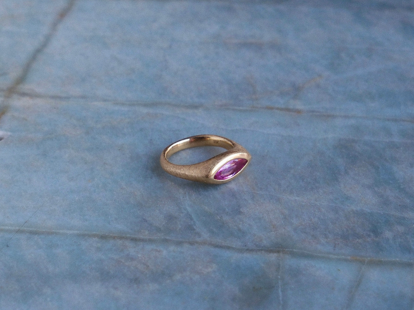 Petra Signet Ring with Pink Sapphire in 18kt Gold