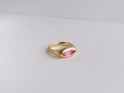 Petra Signet Ring with Pink Sapphire in 18kt Gold