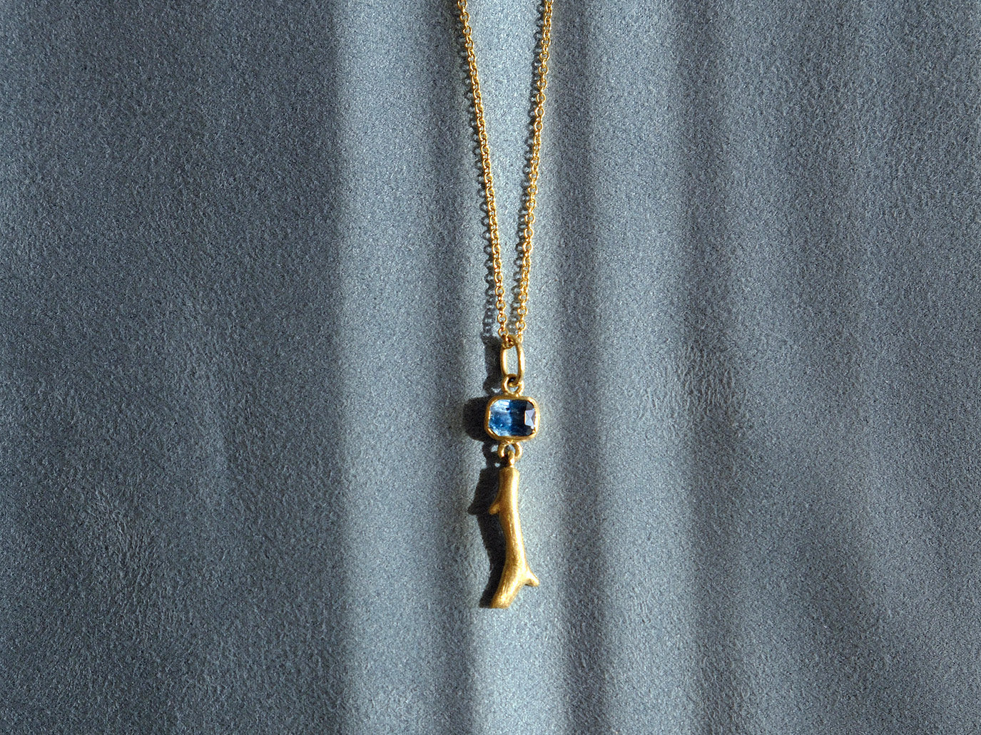 Coral Branch Pendant with Sapphire in 18kt Gold