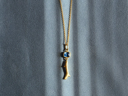 Coral Branch Pendant with Sapphire in 18kt Gold