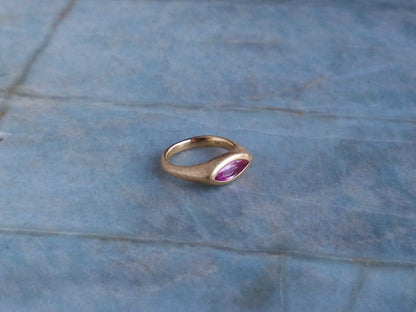 Petra Signet Ring with Pink Sapphire in 18kt Gold