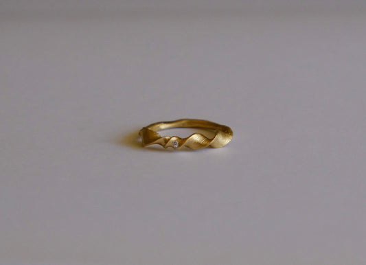 Twist ring in gold with white diamond